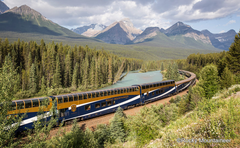 【英語】豪華列車の旅 ロッキーマウンテニア鉄道1泊2日＜バンクーバー発⇒バンフ＞（2027年4月～10月）シルバーリーフ
