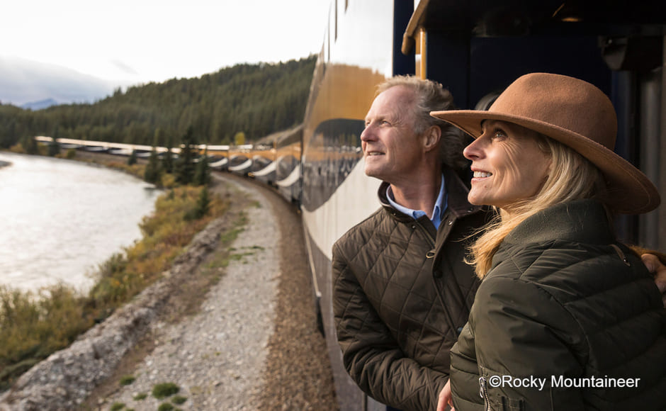 【英語】豪華列車の旅 ロッキーマウンテニア鉄道1泊2日＜バンクーバー発⇒バンフ＞（2027年4月～10月）シルバーリーフ