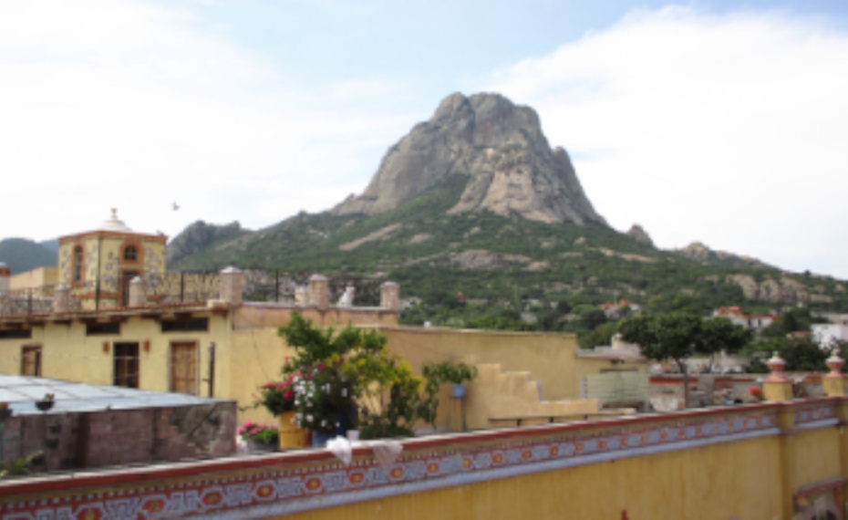 ペニャ・デ・ベルナル＆ワイナリー見学ツアー（英語ドライバーアテンダント）