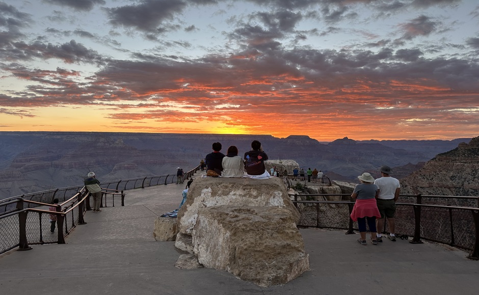 【ラスベガス発着】グランドキャニオン新春初日の出鑑賞ツアー （ルート66, セリグマン, レイクミード他）