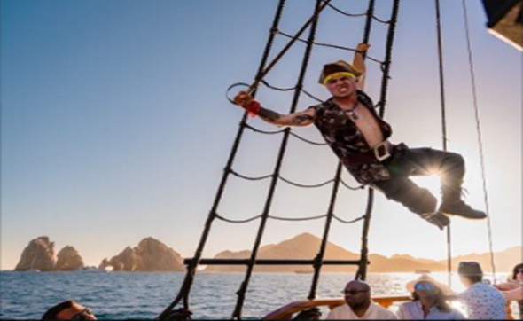 【カボサンルーカス発着】海賊船ショークルーズ＆サンセットディナー／お子様代金割引あり